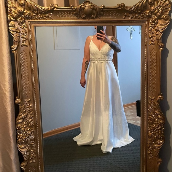 Beautiful wedding dress size 10. Bought but never worn. - Picture 2 of 5